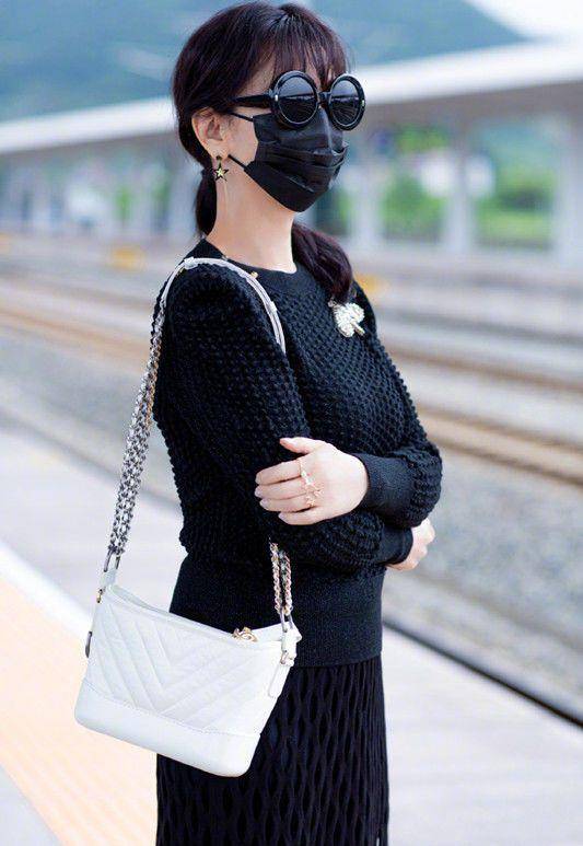 流苏|赵雅芝到底会不会变老，穿流苏长裙搭短靴，这气质不得了