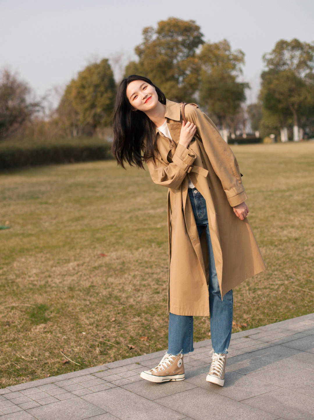 显得|秋季胖女孩怎么穿？卡其色风衣搭配牛仔裤高级优雅，显高还显瘦