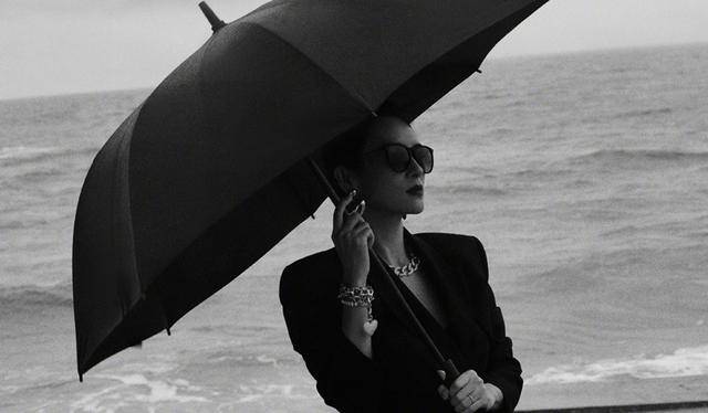 西装|42岁章子怡容光焕发，真空穿西装戴大金链，瘦成长脸气质大变样