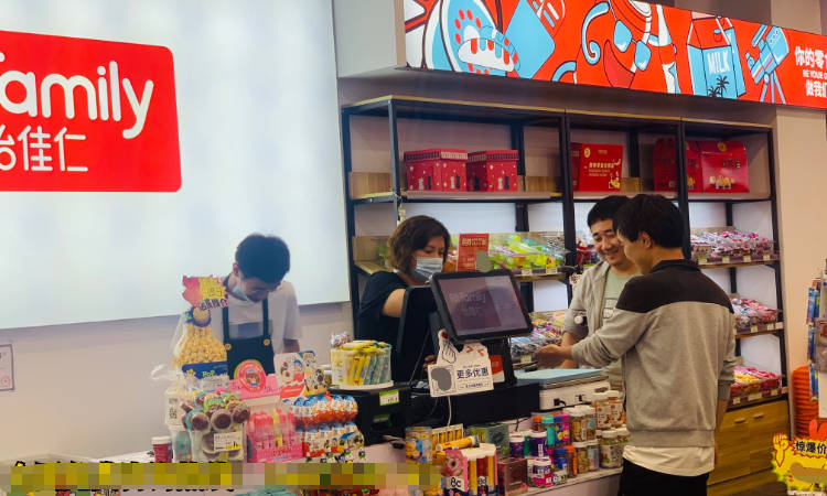 近几年风靡的零食店行业 小莫开起零食店