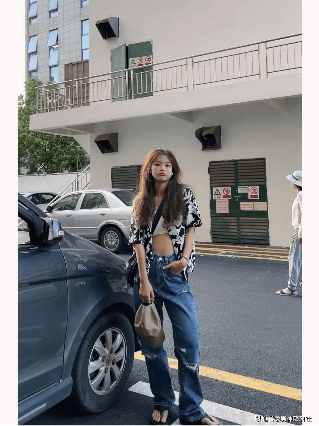 黑色|请放下“渣女吊带”，你已经到了该穿又嗲又撩的吊带T恤的年纪