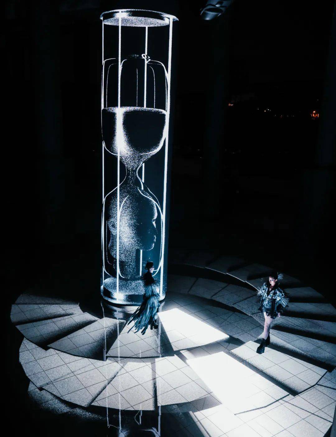 展演|惊艳！广州美术学院惊现赛博朋克沉浸式服装艺术展演-数艺网转