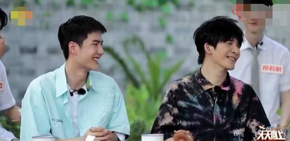 举动|王一博钱枫用同款水杯喝水，钱枫喝水像奥尼尔，王一博秒变小朋友