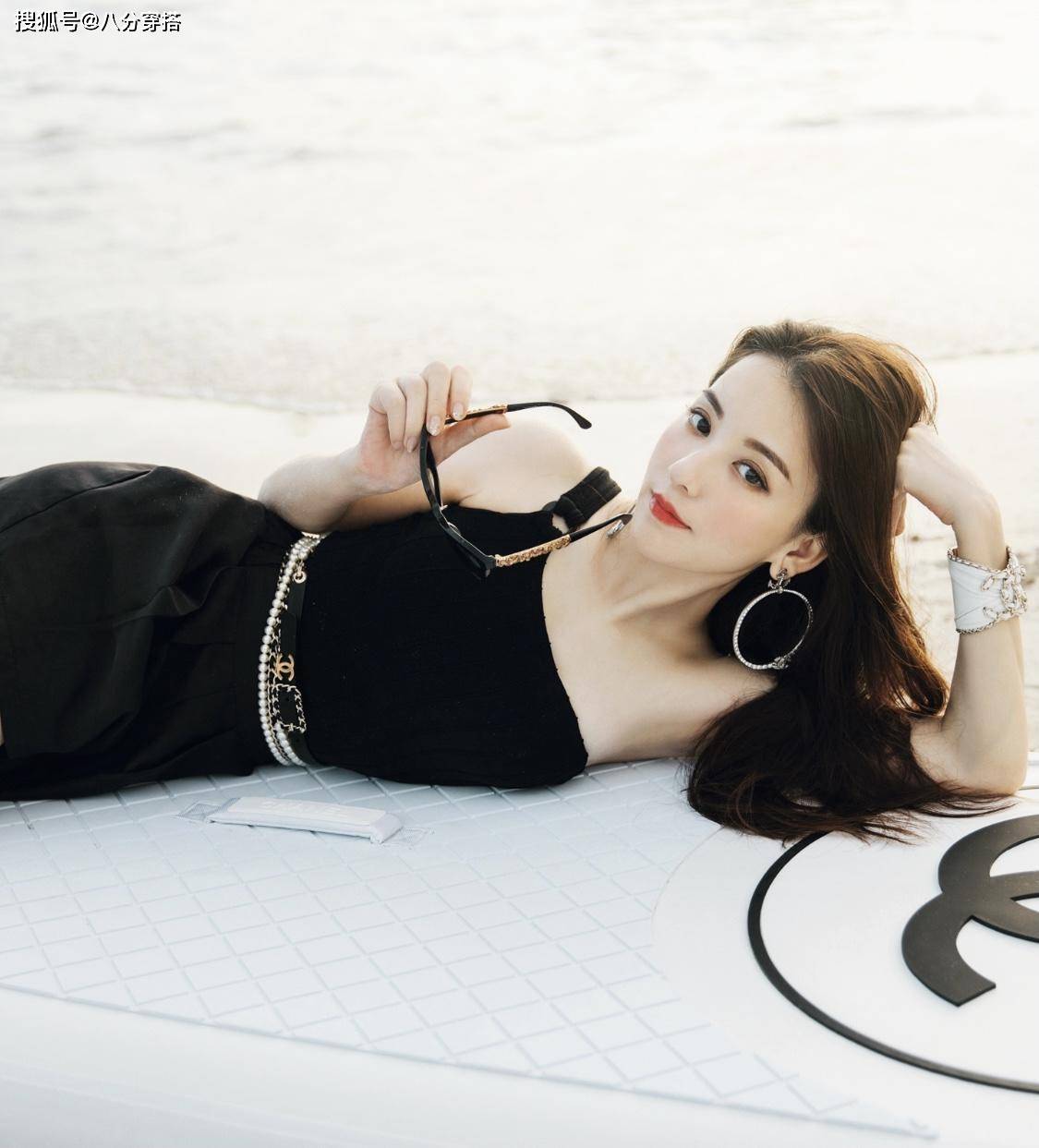 looks|方媛真有“名媛范”,白T恤配修身牛仔裤清新减龄,气质高贵