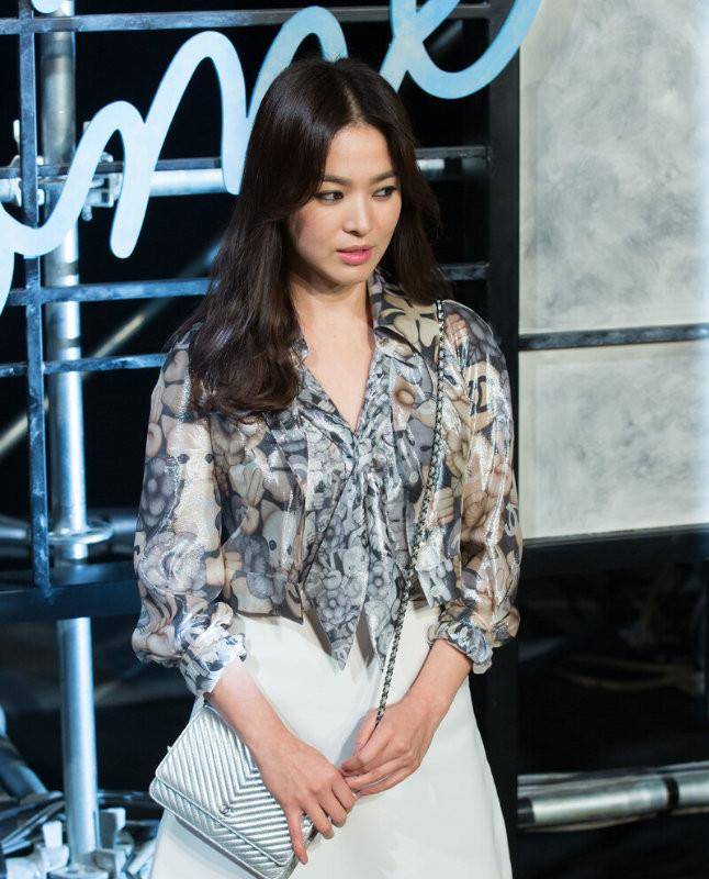 颜色|又被宋慧乔的生图惊艳到，穿花衬衫配半身裙，腿不够长却很耐看