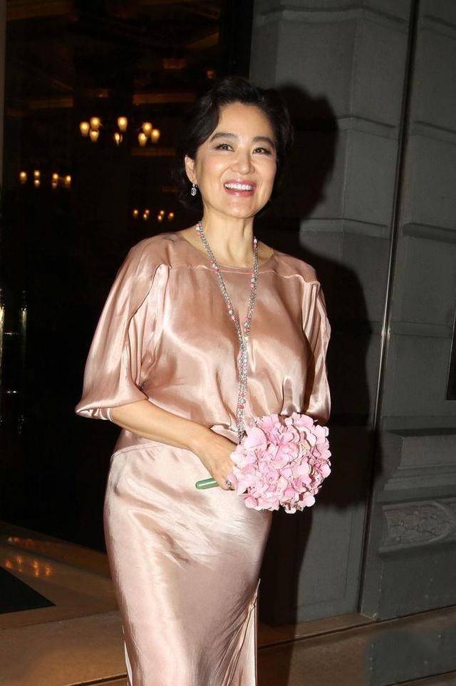 林青霞|林青霞老了更耐看，就算穿皱巴巴的“液体裙”，气质也像高级贵妇