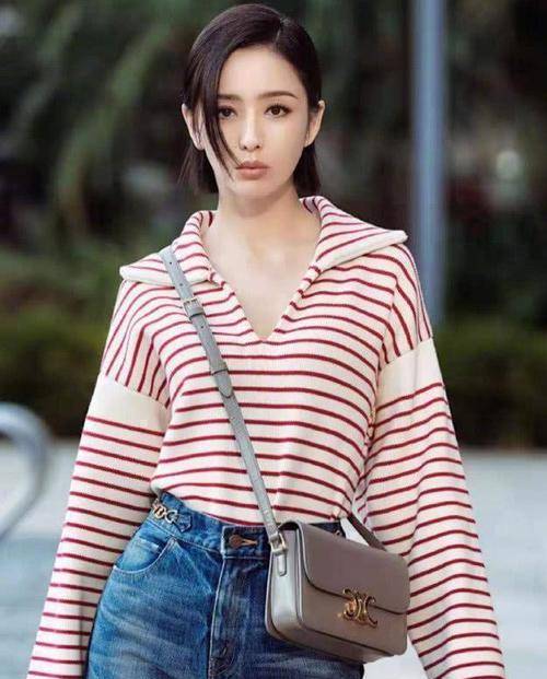 领口处|佟丽娅海边漫步笑起来宛若少女,离婚后状态更好,清爽又甜美