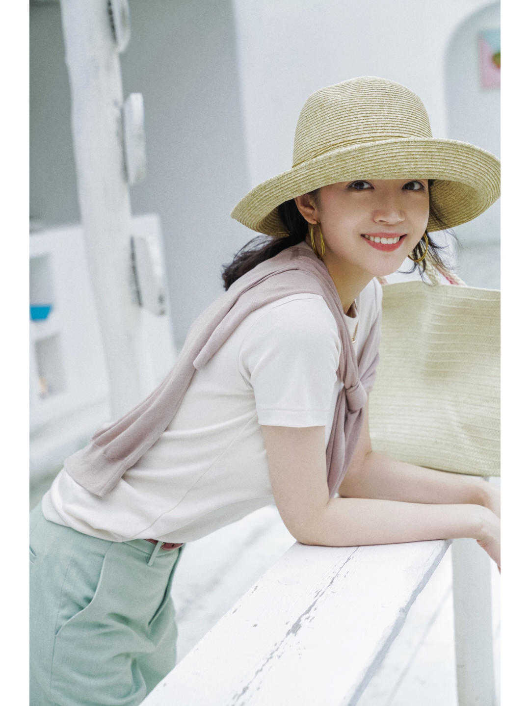 显得|秋季胖女孩怎么穿？卡其色风衣搭配牛仔裤高级优雅，显高还显瘦