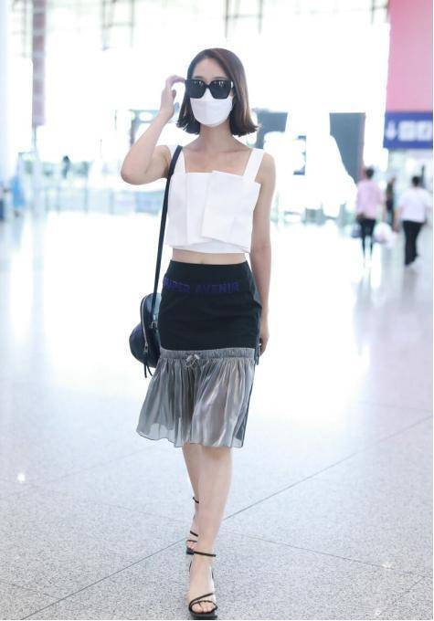 黑色|蓝盈莹太飒了,穿无袖紧身衣尽显火辣身材,可不是谁都能穿无袖衫