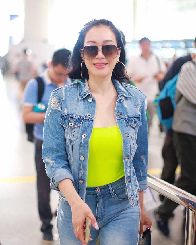 辣妈|50岁钟丽缇真敢穿,牛仔外套内搭荧光绿,不愧是“时尚辣妈”