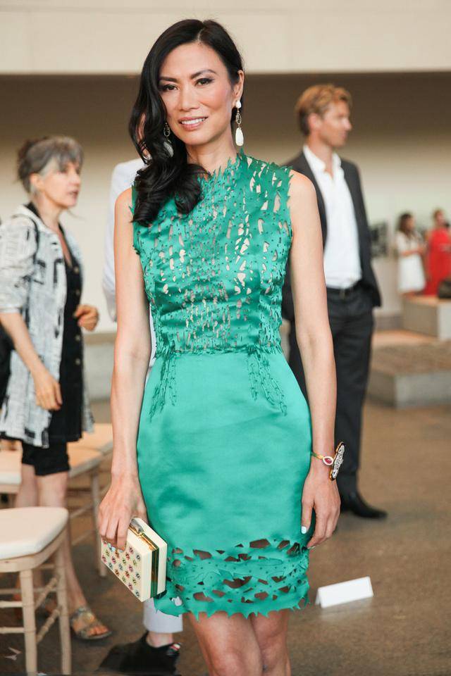 身材|51岁的邓文迪真敢穿，驾驭修身连衣裙丝毫不费力，身材曲线惊艳