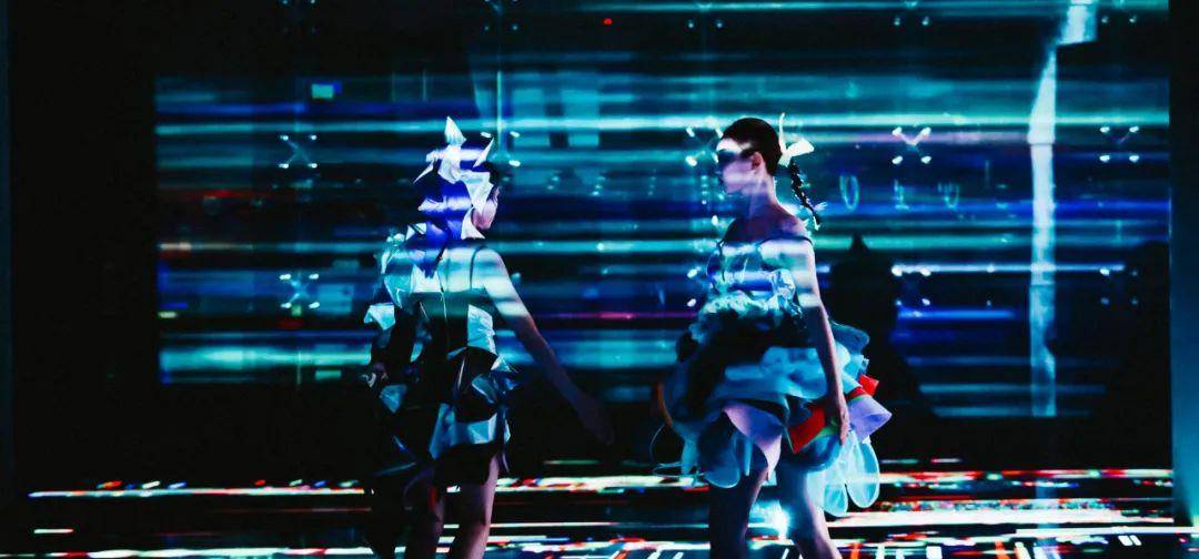 展演|惊艳！广州美术学院惊现赛博朋克沉浸式服装艺术展演-数艺网转