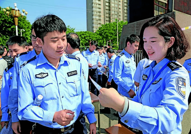 同樣是穿警服,行政編警察和輔警差距不是一星半點,選錯悔不當初_工作