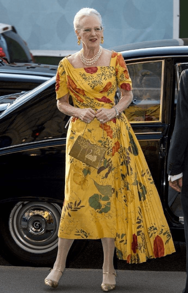 蓝色|81岁丹麦女王爱时髦，年轻人衣服也敢穿，可笑起来一口黄牙太减分