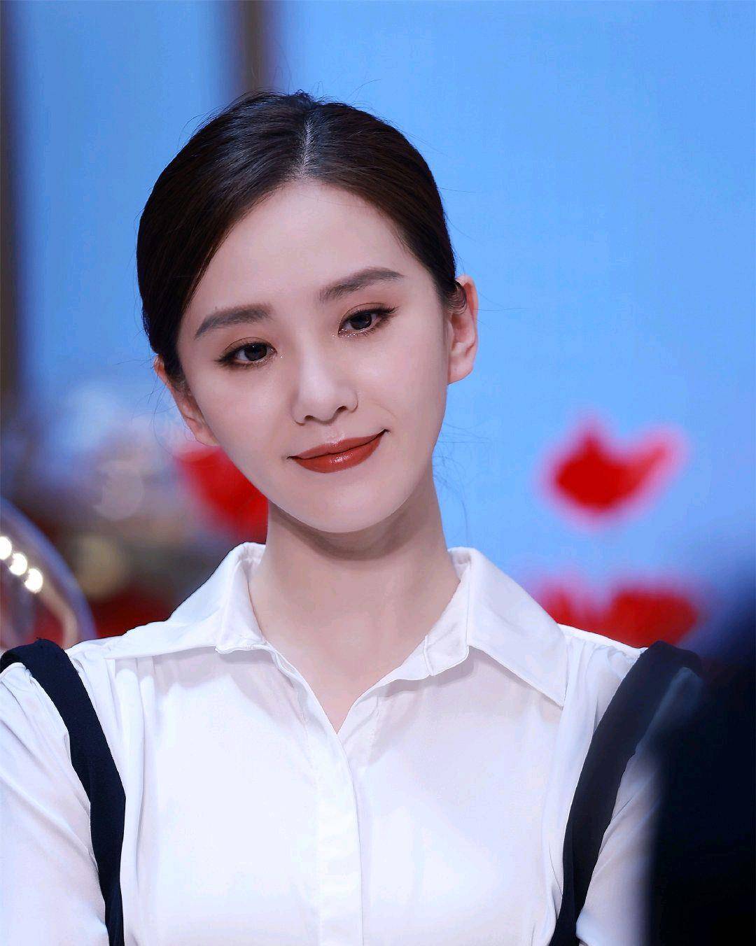 活动|刘诗诗生图太惊艳！白衬衫+马甲套装优雅飒酷，当妈后更加会穿了