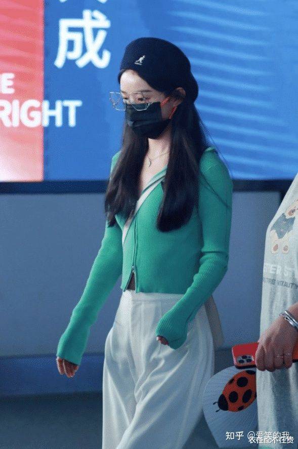 黑色贝雷帽|赵丽颖的扁身材真占便宜,穿紧身上衣显腰细,但帽子却暴露发际线