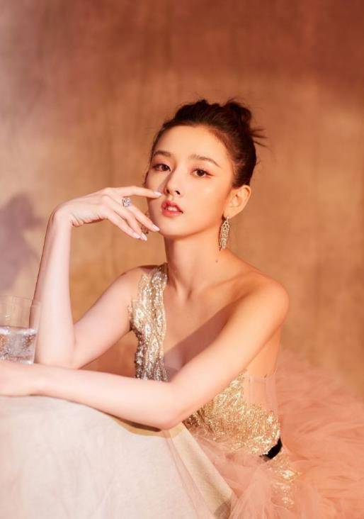 身材|看刘亦菲迪丽热巴谭松韵，穿搭纱裙装，谁才是真正的女神？