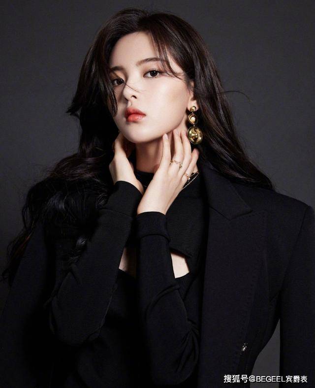 设计|杨超越不愧是打工人之光！职场穿搭好实用，温柔知性气质好