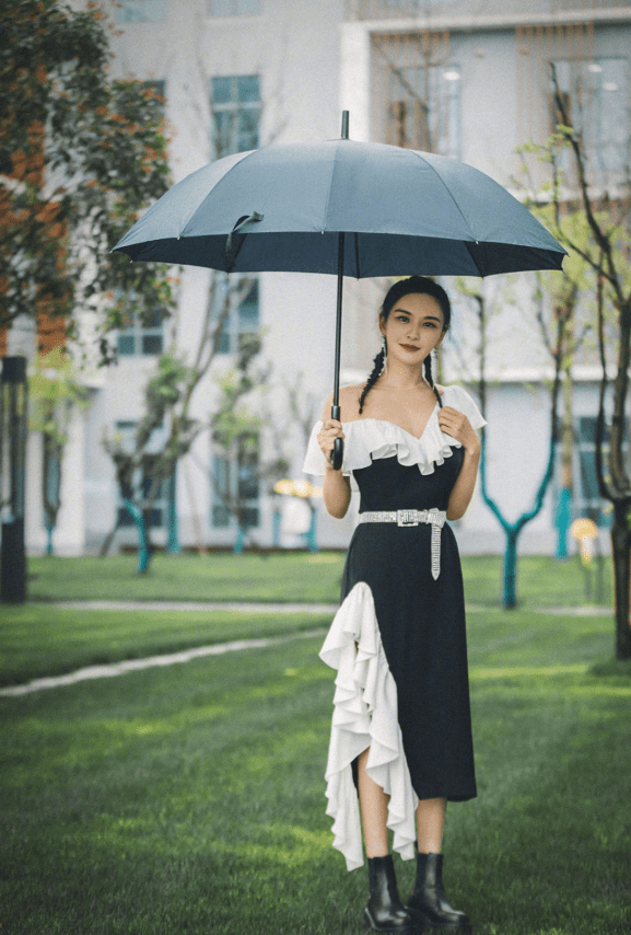 个性|莫小棋真是衣服架子，穿单肩“女仆裙”好俏皮，双麻花辫也不违和