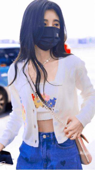 鞠婧祎|鞠婧祎真是“甜系女孩”，一身少女感穿搭太可爱了，喝奶茶好显嫩