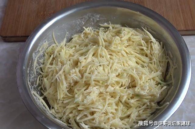 葱花|土豆饼最简单的做法，10分钟做好，金黄酥脆，解决了全家人的早餐