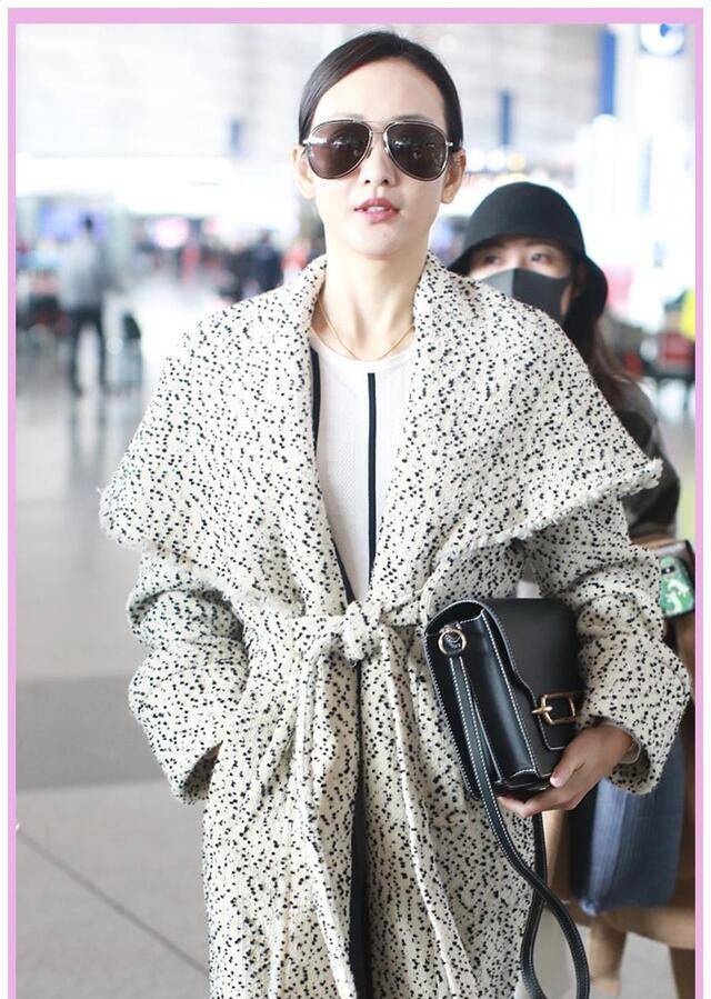 整体|王鸥现身机场拍大片！衣服穿搭特有风范，站在潮流前列的女人！