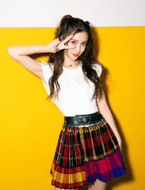 黑色|baby越来越敢穿？31岁扮少女算什么，“内衣外穿”才够味