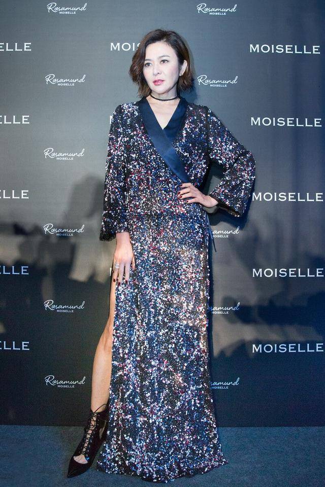 整体|58岁关之琳穿西装很个性，裤子开叉拖地太抢眼，这不愧是一代女神