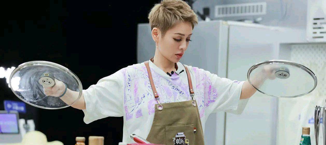 龚俊|《中餐厅5》首播：龚俊把丁真当好兄弟，黄晓明做菜被嫌弃