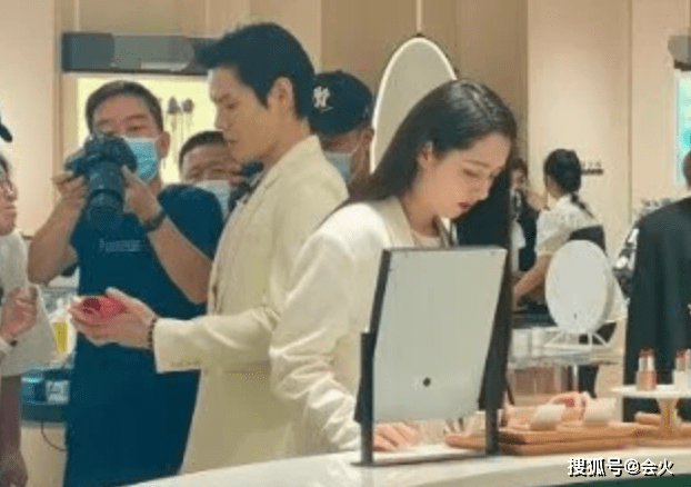 向佐|郭碧婷产后录制综艺，和丈夫挽手臂穿情侣装，下班后给孩子买童装