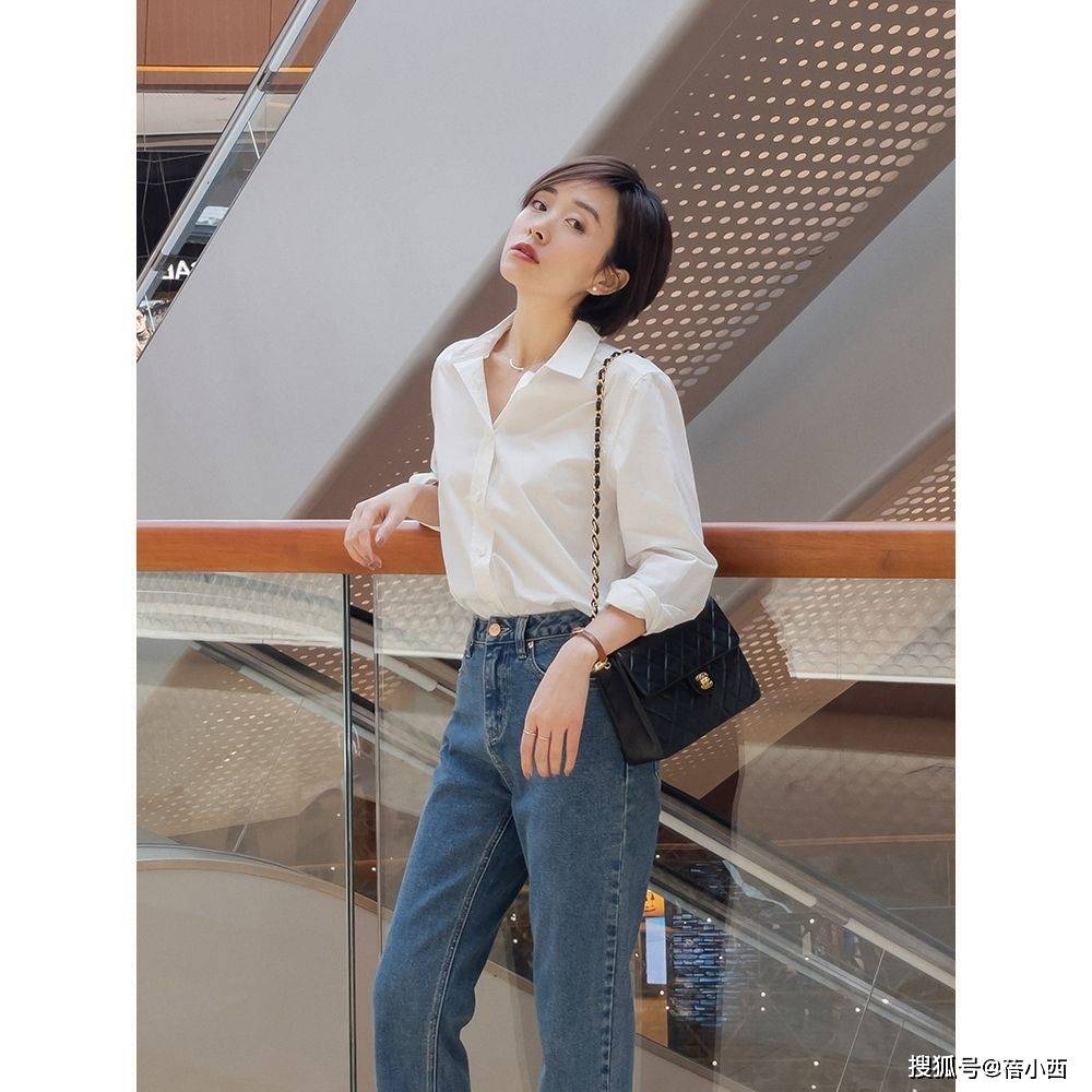 西装|时尚需要做减法，用这1条简约“牛仔裤”来搭配，轻松透出高级感