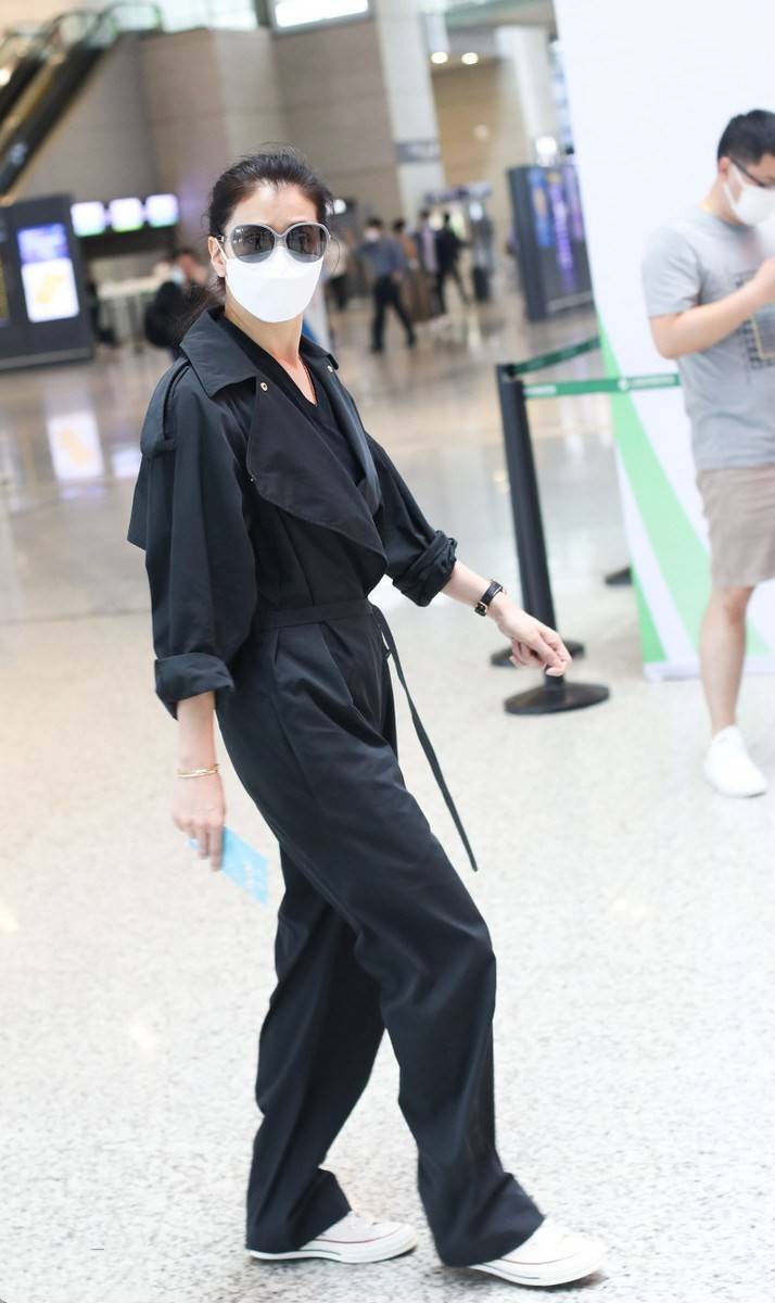黑色|张智霖去披荆斩棘靓靓也不示弱，穿all black走机场，很有女王范