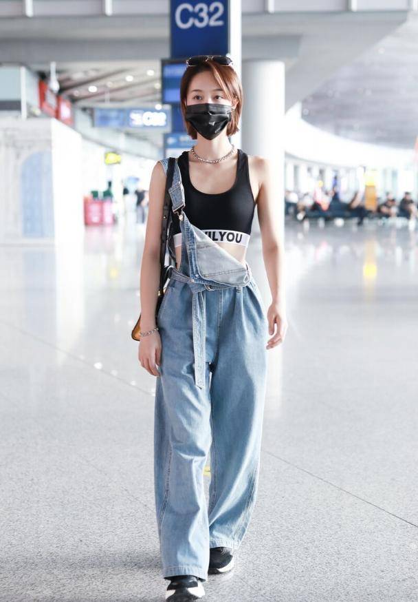 黑色|蓝盈莹太飒了,穿无袖紧身衣尽显火辣身材,可不是谁都能穿无袖衫