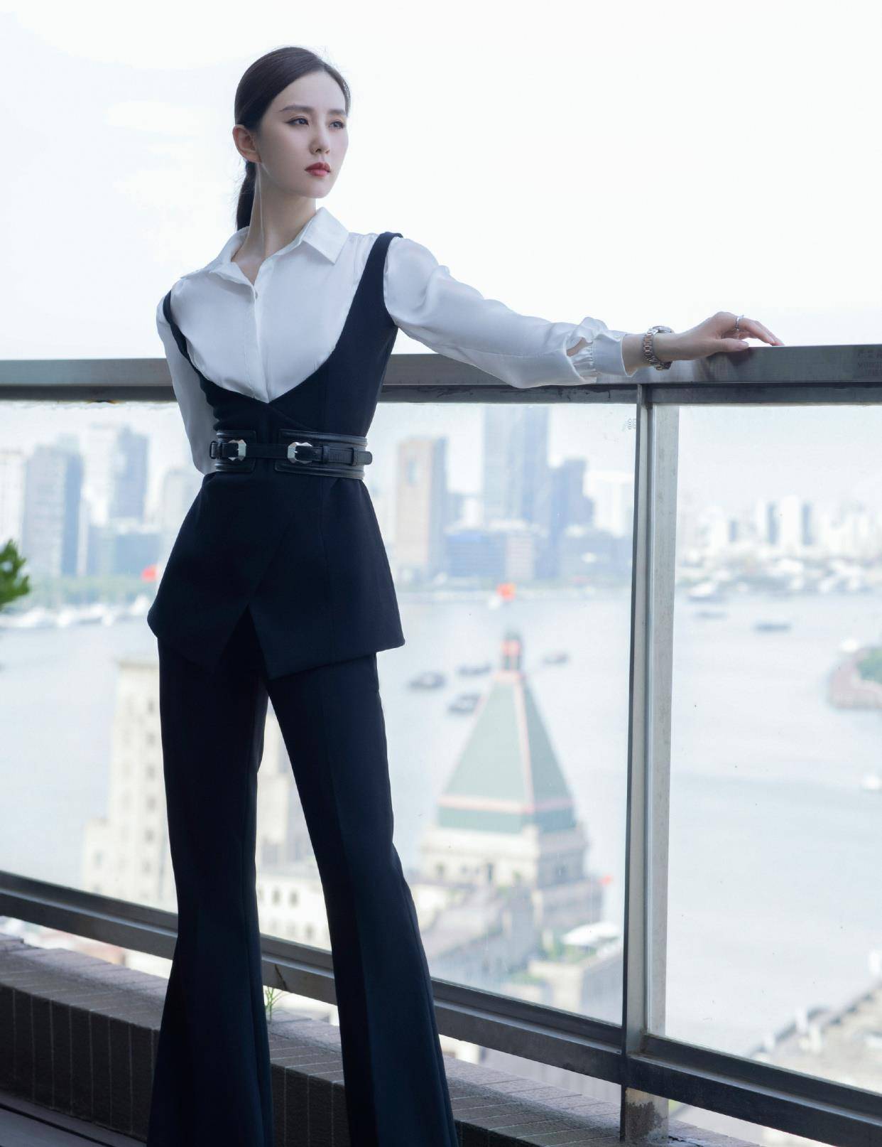 活动|刘诗诗生图太惊艳！白衬衫+马甲套装优雅飒酷，当妈后更加会穿了