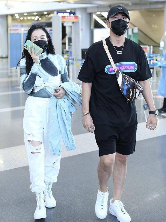 星人|50岁钟丽缇真是敢穿,牛仔外套配紧身“破洞裤”,腰是腰腚是腚