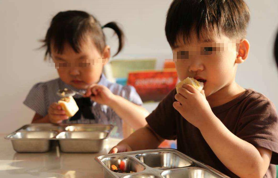 家长|孩子在家要追着喂，在幼儿园却能自己吃？老师透露背后的原因