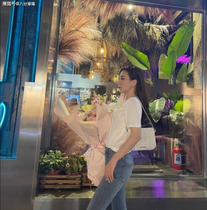 looks|方媛真有“名媛范”，白T恤配修身牛仔裤清新减龄，气质高贵