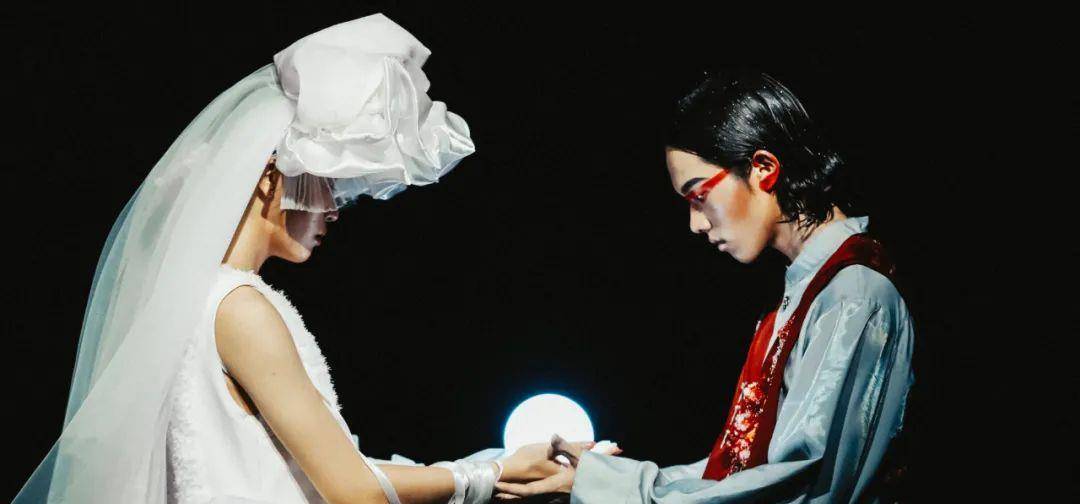 展演|惊艳！广州美术学院惊现赛博朋克沉浸式服装艺术展演-数艺网转