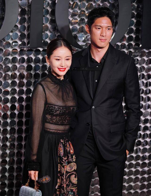 吊带|1米59的王子文真自信，挑战老气“奶奶裙”，意外显高还洋气