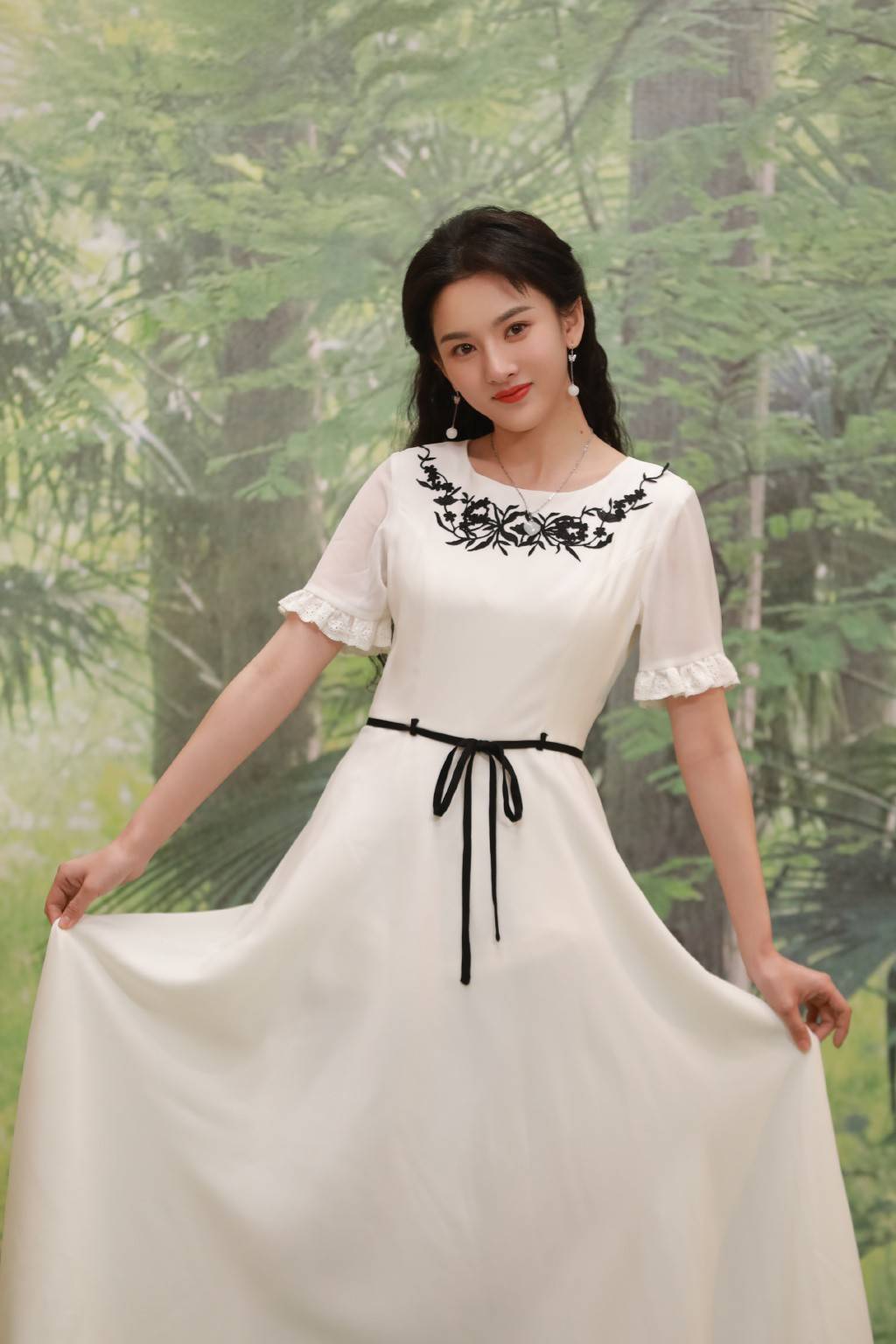 长度|宋祖儿穿复古裙致敬“乔四美”，腰间挂一根黑绳提升腰线，显腿长