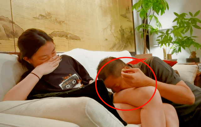 大腿|李亚鹏和女儿关系真好！为逗乐女儿竟亲女儿大腿，李嫣打扮好成熟