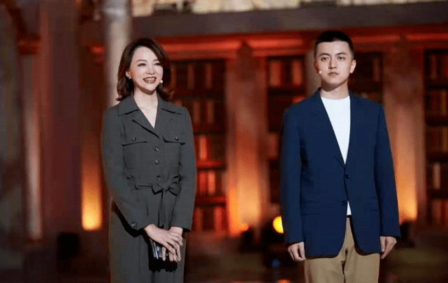 大气|董卿白岩松罕见大同框！47岁董卿换新发型形象大变，秒变甜美少女