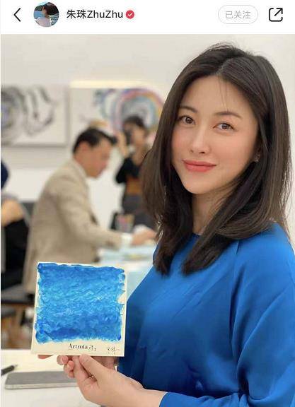 手部|朱珠画画打发孕期生活，近照曝光真实孕后状态，颈纹明显手起死皮