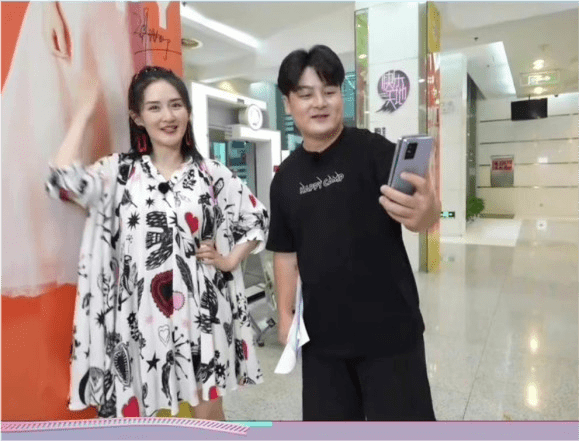 身材|谢娜产后身材难恢复！穿碎花裙显臃肿壮硕大翻车，双胞胎女儿超可爱
