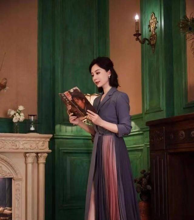 黄奕|黄奕崔伟甜蜜牵手，身穿黑色西装裙配丸子头，哪像43岁辣妈