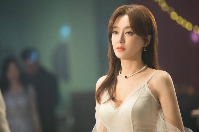 马甲|秦岚优雅到骨子里了,白色羽绒马甲内搭连衣裙优雅温柔,甜美精致