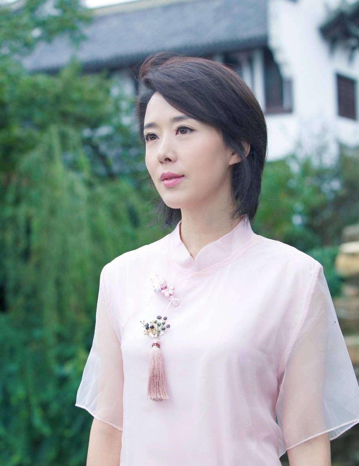 嫦娥|颜丹晨不愧是“最美嫦娥”，鹅蛋脸符合传统审美，穿旗袍更显端庄