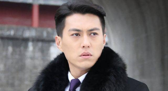 因为|43岁靳东1993年出道，二十多年摸爬滚打，如今成为富豪身价过亿