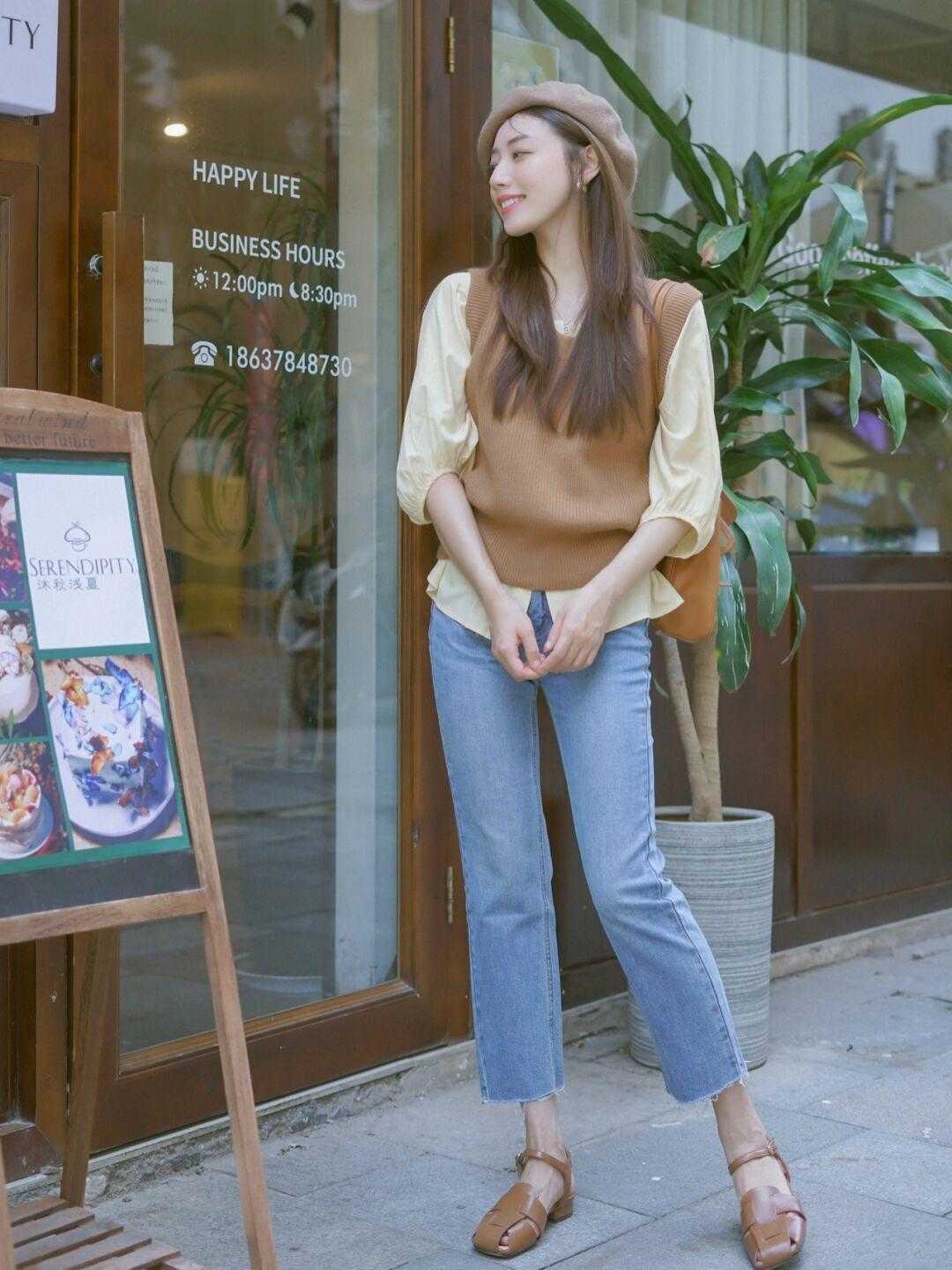 服装|秋天，“ 马甲”的高级穿搭是这样的，搭配牛仔裤温柔又减龄