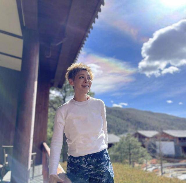 卫衣|宁静的“女王”气场太强，穿条纹卫衣配工装裤利落潇洒，桀骜不驯